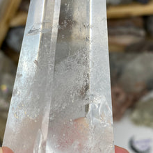 将图像加载到图库查看器中,Clear Quartz Obelisk Tower #11