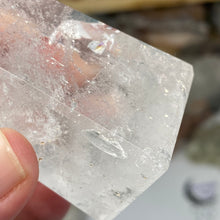 将图像加载到图库查看器中,Clear Quartz Obelisk Tower #11