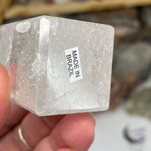 将图像加载到图库查看器中,Clear Quartz Obelisk Tower #11