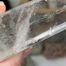 将图像加载到图库查看器中,Clear Quartz Obelisk Tower #11