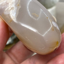 将图像加载到图库查看器中,Flower Agate Palm Stone #49