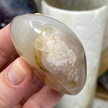 将图像加载到图库查看器中,Flower Agate Palm Stone #49