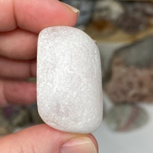 Bild in Galerie-Viewer laden, Rose Quartz Ema Egg #01