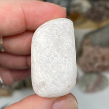 Bild in Galerie-Viewer laden, Rose Quartz Ema Egg #01