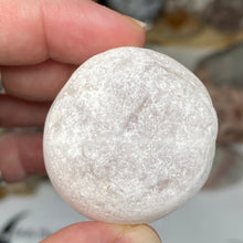 Bild in Galerie-Viewer laden, Rose Quartz Ema Egg #02