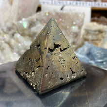 将图像加载到图库查看器中,<transcy>黄铁矿中号 2" 头骨</transcy>