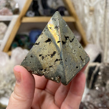 将图像加载到图库查看器中,<transcy>黄铁矿中号 2" 头骨</transcy>