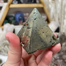 将图像加载到图库查看器中,<transcy>黄铁矿中号 2" 头骨</transcy>