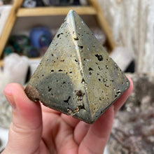 将图像加载到图库查看器中,<transcy>黄铁矿中号 2" 头骨</transcy>