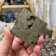 将图像加载到图库查看器中,<transcy>黄铁矿中号 2" 头骨</transcy>