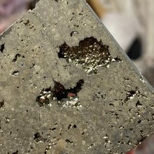 将图像加载到图库查看器中,<transcy>黄铁矿中号 2" 头骨</transcy>