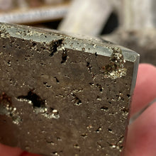 将图像加载到图库查看器中,<transcy>黄铁矿中号 2" 头骨</transcy>