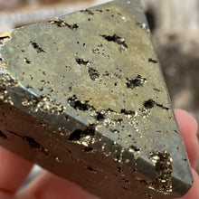 将图像加载到图库查看器中,<transcy>黄铁矿中号 2" 头骨</transcy>