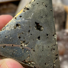 将图像加载到图库查看器中,<transcy>黄铁矿中号 2" 头骨</transcy>