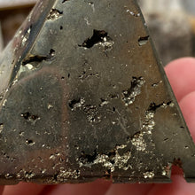 将图像加载到图库查看器中,<transcy>黄铁矿中号 2" 头骨</transcy>