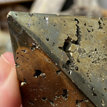 将图像加载到图库查看器中,<transcy>黄铁矿中号 2" 头骨</transcy>