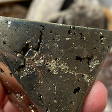 将图像加载到图库查看器中,<transcy>黄铁矿中号 2" 头骨</transcy>