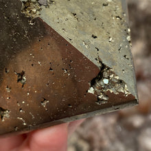 Bild in Galerie-Viewer laden, Pyrite Pyramid #04