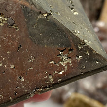 Bild in Galerie-Viewer laden, Pyrite Pyramid #04