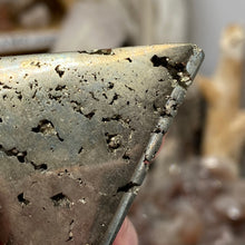 Bild in Galerie-Viewer laden, Pyrite Pyramid #05