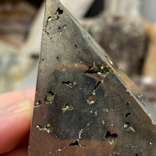 Bild in Galerie-Viewer laden, Pyrite Pyramid #07