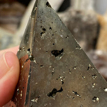 Bild in Galerie-Viewer laden, Pyrite Pyramid #07
