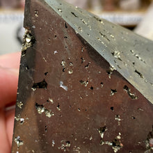 Bild in Galerie-Viewer laden, Pyrite Pyramid #08