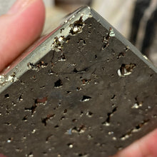 Bild in Galerie-Viewer laden, Pyrite Pyramid #09
