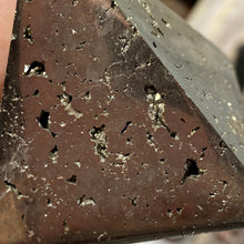 Bild in Galerie-Viewer laden, Pyrite Pyramid #09