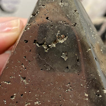 Bild in Galerie-Viewer laden, Pyrite Pyramid #09