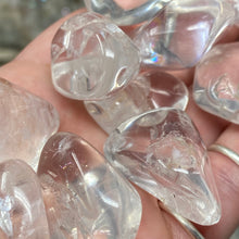 Bild in Galerie-Viewer laden, Clear Quartz Medium Tumbles