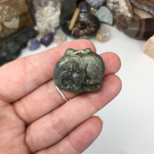 Bild in Galerie-Viewer laden, Labradorite Elephant Small #05