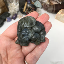 Bild in Galerie-Viewer laden, Labradorite Elephant Large #01