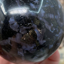 Bild in Galerie-Viewer laden, Indigo Gabbro 71mm Sphere