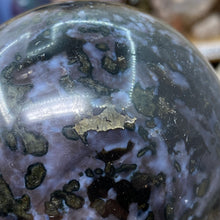 Bild in Galerie-Viewer laden, Indigo Gabbro 71mm Sphere