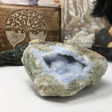 Bild in Galerie-Viewer laden, Blue Lace Agate Geode #02