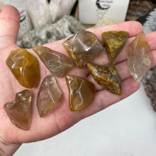 Bild in Galerie-Viewer laden, Amphibole Included Quartz Medium Rough Tumbles