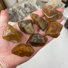Bild in Galerie-Viewer laden, Amphibole Included Quartz Medium/Large Rough Tumbles