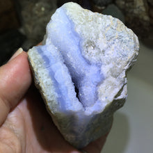 Bild in Galerie-Viewer laden, Blue Lace Agate Geode #03