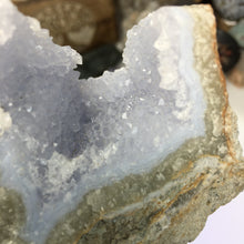 Bild in Galerie-Viewer laden, Blue Lace Agate Geode #05