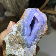 Cargar imagen en el visor de la galería, Blue Lace Agate Geode #08