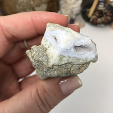 Bild in Galerie-Viewer laden, Blue Lace Agate Geode #13