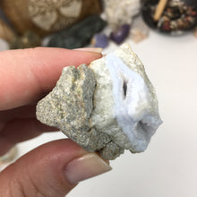 Bild in Galerie-Viewer laden, Blue Lace Agate Geode #13