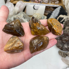 Bild in Galerie-Viewer laden, Amphibole Included Quartz Large/X-Large Rough Tumbles