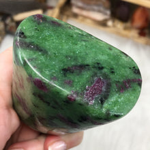 Bild in Galerie-Viewer laden, Zoisite with Ruby Freeform