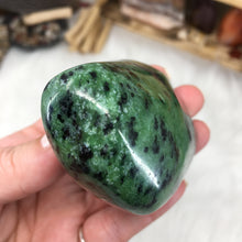 Bild in Galerie-Viewer laden, Zoisite with Ruby Freeform