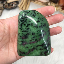 Bild in Galerie-Viewer laden, Zoisite with Ruby Freeform