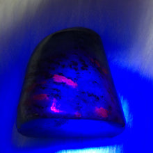 Bild in Galerie-Viewer laden, Zoisite with Ruby Freeform