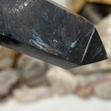 Load image into Gallery viewer, Arfvedsonite Point #04
