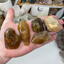 Bild in Galerie-Viewer laden, Amphibole Included Quartz X-Large Rough Tumbles
